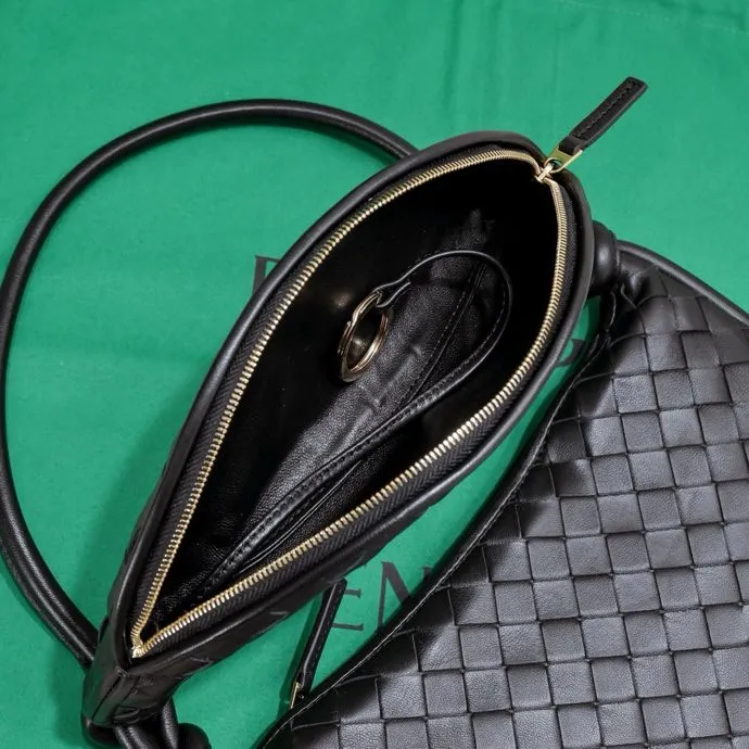 Batch 1860 Bv Shu Qi's same "Gemelli" twin bag 👇 Locked in advance 24 years of hot style 💕 Gemelli is paired with two half-moon shaped bags, matched with the brand's iconic intrecciato woven sheepskin, equipped with a detachable tubular handle, which can be used as a clutch, on the shoulder or by flipping the small crescent moon as a handle, or as a long shoulder strap 🉑️ crossbody The dual design has a personalized yet charming attitude, and the eye-catching visual impact brings an elegant and fashionable feeling. It is a bag worth buying💥 Size: 36x25x10, Model: 4281#